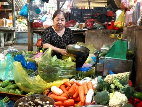 Mưa gió kéo dài, giá rau củ về chợ TP.HCM tăng mạnh