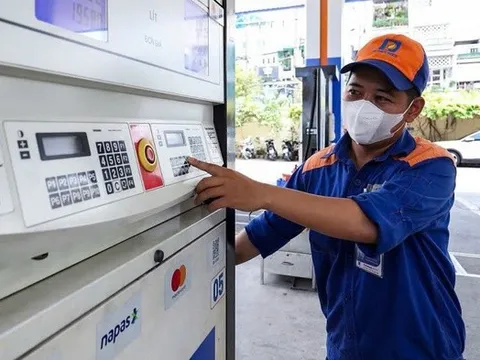 Giá xăng tăng trở lại