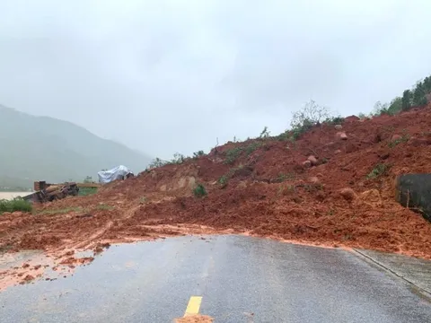 Đường ven biển Hà Tĩnh ách tắc nhiều ngày do khó khăn xử lý đất đá bị sạt lở
