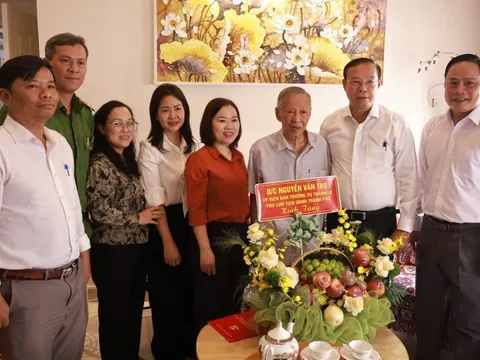 Lãnh đạo UBND TP HCM thăm nhạc sĩ Trần Long Ẩn