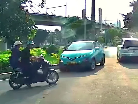 CSGT TP.HCM xác minh clip xe taxi công nghệ chạy ngược chiều trên đường Điện Biên Phủ