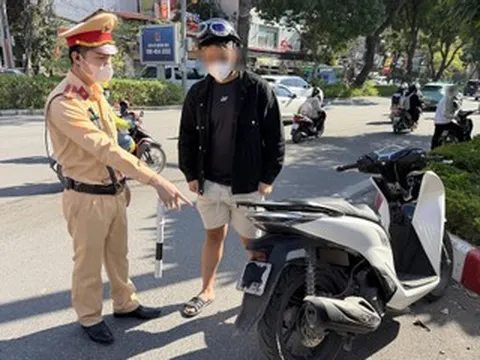 CSGT Hà Nội xử lý hàng loạt tài xế đeo khẩu trang cho biển số xe máy