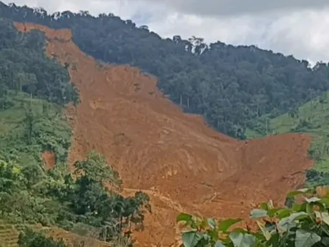 Đà Nẵng: Di dời 665 người dân sau khi quả đồi bất ngờ sạt lở, nghi vùi lấp 3 người