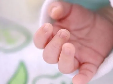 Hai người bí ẩn đi xe máy bỏ lại bé trai sơ sinh trước cổng nhà dân ở Phú Thọ