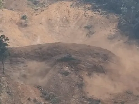 Sạt lở kinh hoàng ở Đà Nẵng giữa trời nắng ráo, 3 người mất liên lạc