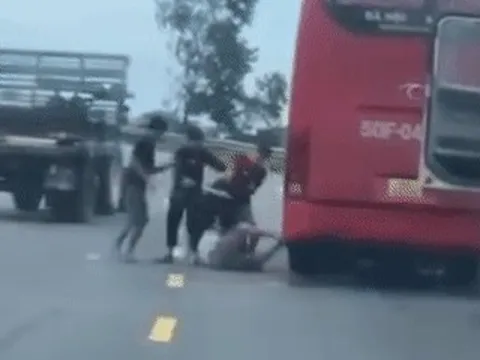Xác minh clip xe khách và xe container phanh gấp, người lao xuống đánh nhau giữa đường
