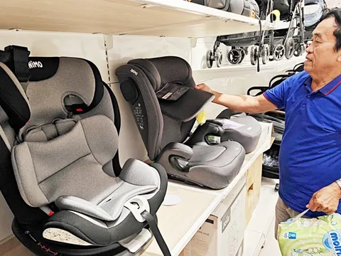 Gần thời điểm bắt buộc, người lớn đua sắm ghế ngồi ô tô cho trẻ em