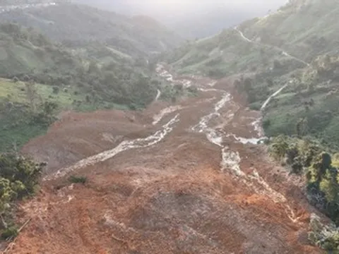 Di dời khẩn cấp 664 người sau vụ sạt lở kinh hoàng giữa trời nắng ráo ở Đà Nẵng