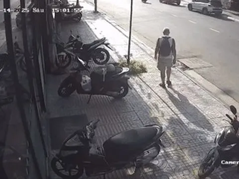 Ô tô leo vỉa hè tông loạt xe máy, hất tung người đàn ông đi bộ ở TPHCM