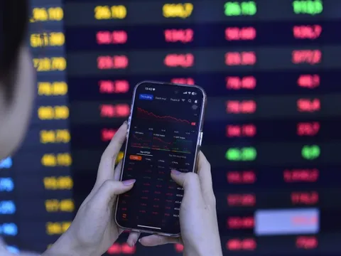 Phát hiện 2 phụ nữ dùng 19 tài khoản thao túng thị trường chứng khoán