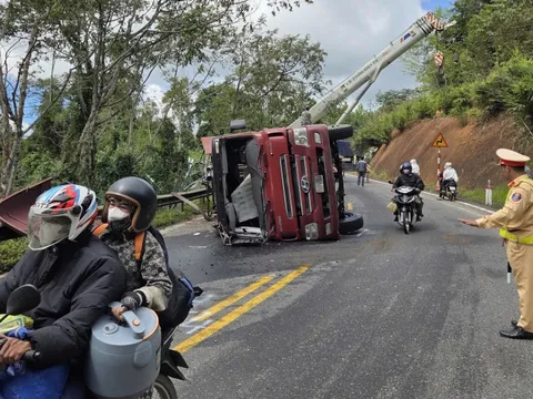 Xe đầu kéo lật trên đèo Măng Đen, Quốc lộ 24 ách tắc