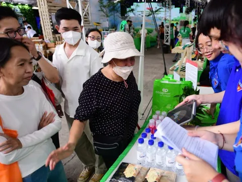 Khách xếp hàng chờ nhận quà tại 'gian hàng xanh' của Saigon Co.op