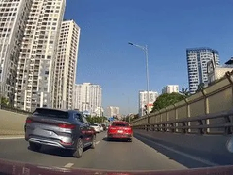 Clip ô tô con bất ngờ 'chồm' về phía trước, tông vào hai xe khác ở Hà Nội