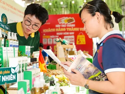 Thử mỹ phẩm thiên nhiên, nếm mật hoa dừa hữu cơ miễn phí tại Việt Nam Xanh 2025