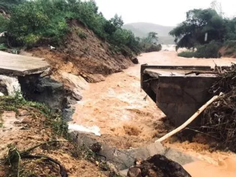 Cầu bị lũ cuốn gãy đôi, hơn 1.200 người dân bị cô lập