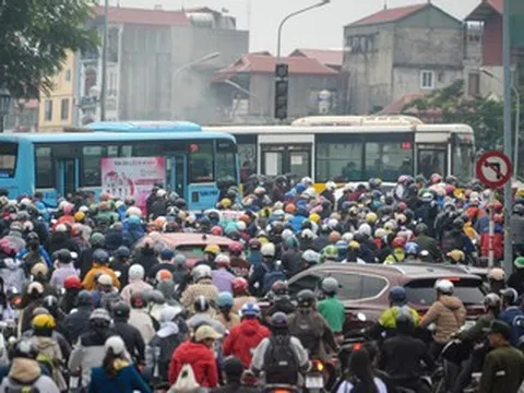 Cầu Long Biên cấm một chiều, cầu Chương Dương 'vỡ trận' giờ cao điểm