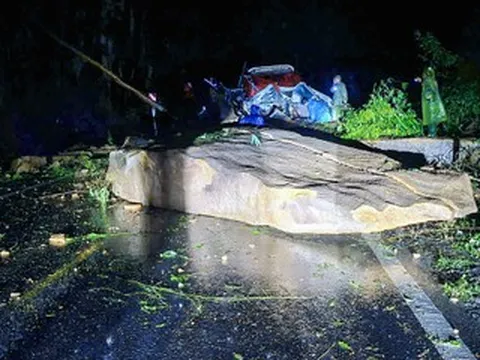 Còn hai thi thể kẹt trong ô tô khách bị sạt lở núi đè trên đèo ở Khánh Hòa