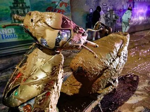 Công an truy tìm ô tô làm đổ bùn nhão ra đường ở Hà Nội