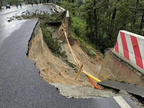 Đèo Prenn ở Lâm Đồng sạt lở, xuất hiện nhiều vết nứt kéo dài