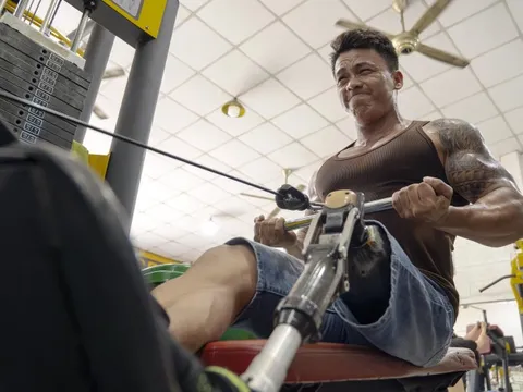 Chàng gymer một chân không đầu hàng số phận