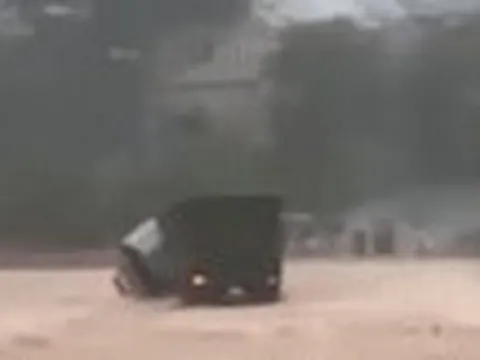 Khoảnh khắc xe tải cùng tài xế bị nước lũ cuốn trôi trên quốc lộ