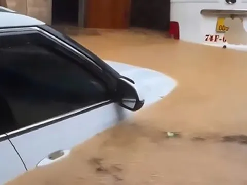 Lũ bủa vây nhà dân ở Huế – Quảng Trị, ô tô ngập trong biển nước