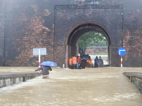 Vì sao miền Trung lại mưa lớn, có vượt kỷ lục của đợt mưa hồi cuối tháng 10?