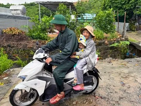 Mưa lớn dồn dập ở Khánh Hòa, nhiều hộ dân bị cô lập