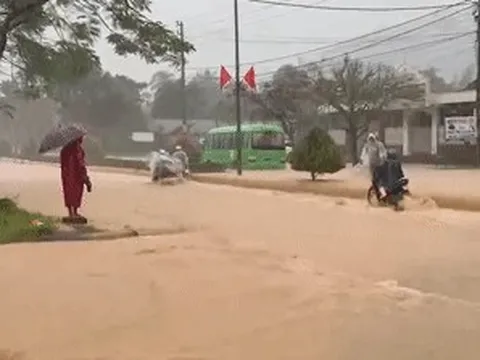 Mưa lớn, nước đổ về cuồn cuộn khiến đường Hồ Chí Minh ở Huế ngập sâu