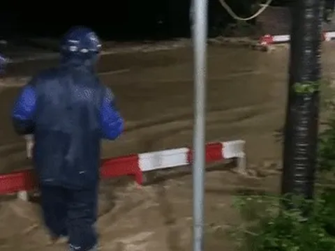 Mưa xối xả gây ngập đường sắt ở Khánh Hòa, nhiều tàu phải tạm dừng chạy