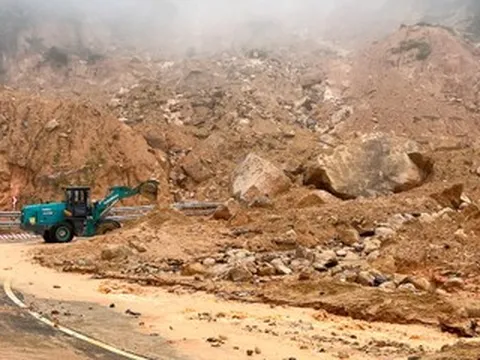 Mưa lớn đến gần 1.000mm/ngày, cả trăm xã phường đối mặt lũ quét, sạt lở đất