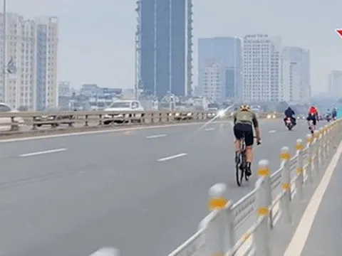 Người đàn ông ở Hà Nội gặp rắc rối sau khi ghi hình đoàn xe đạp đi vào làn ô tô