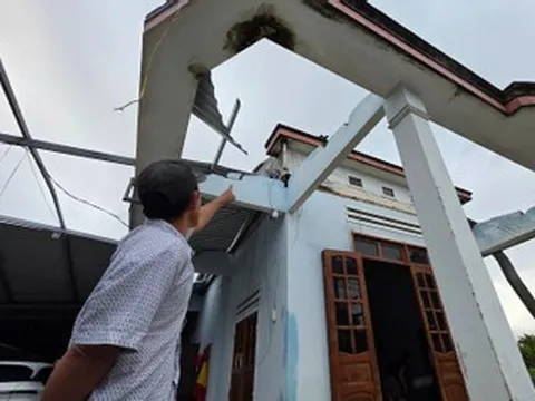 Nhân chứng kể phút lốc xoáy quét làm hàng chục nhà tốc mái, 4 người bị thương