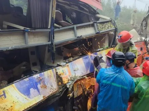 Sạt lở khiến 6 người chết ở Khánh Hòa: Cảnh sát cắt khung xe khách tìm 2 thi thể