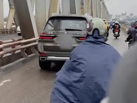 Tài xế 'xe sang' bị người dân ghi hình 'tay cầm lái, tay dùng di động' ở Hà Nội
