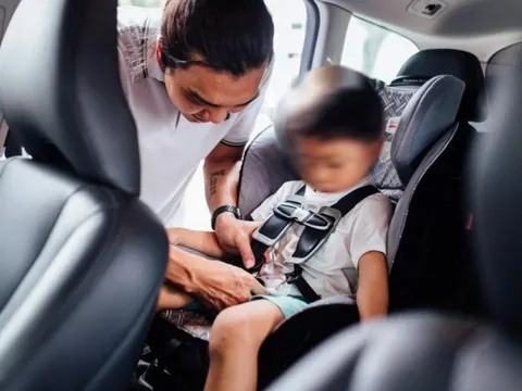 Cục CSGT nói gì về quy định ô tô chở trẻ dưới 10 tuổi phải có ghế trẻ em?