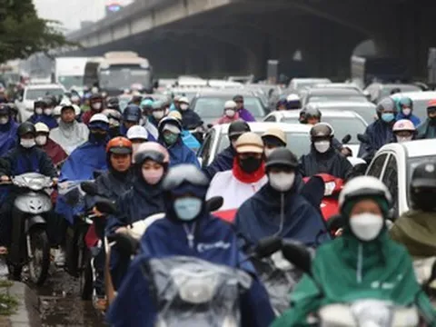 Không khí lạnh mạnh gây mưa rét ở Hà Nội, ô tô đi 6 làn 'ép' xe máy vào vỉa hè