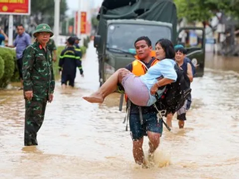 Lũ lên quá nhanh, Tây Nha Trang ngập sâu, lực lượng cứu hộ gấp rút ứng cứu dân