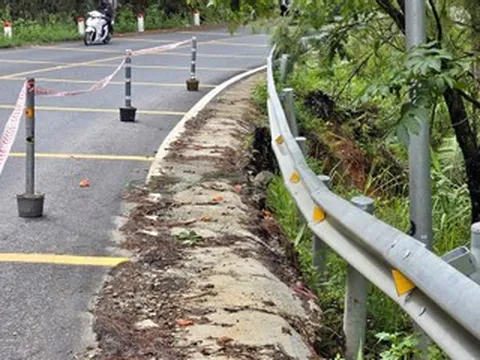 Mưa lớn gây sạt lở đèo Mimosa, Lâm Đồng cấm xe tải trên 15 tấn lưu thông