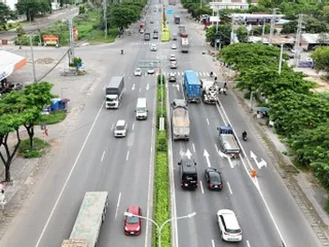 Ngày đầu phân làn mới trên Quốc lộ 51, tài xế dừng xe hỏi CSGT cách đi đúng