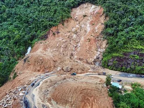 Sẽ dùng thuốc nổ xử lý khối đá trăm tấn chắn ngang đèo Khánh Lê