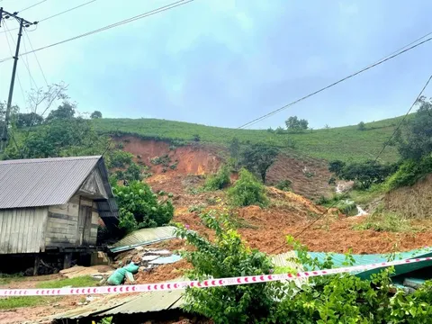 Quả đồi ở Đắk Lắk sạt lở, vùi lấp nhà dân; nhiều vùng ngập nặng