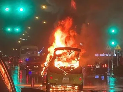 Ô tô bốc cháy ngùn ngụt giữa trời mưa ở Hà Nội