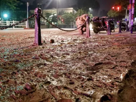 Phạt hành chính tài xế xe tải làm rơi bùn xuống phố khiến nhiều người trượt ngã