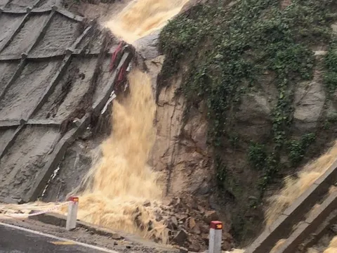 Sạt lở nguy hiểm, đèo An Khê chính thức bị phong tỏa