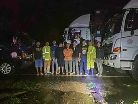 Giải cứu 11 người bị mắc kẹt suốt hai ngày trên đèo Khánh Lê do sạt lở