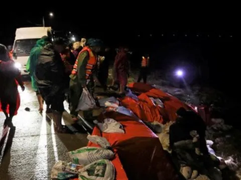 Hơn 500 người lính xuyên đêm cứu bờ kè trước miệng 'hà bá', bảo vệ khu dân cư