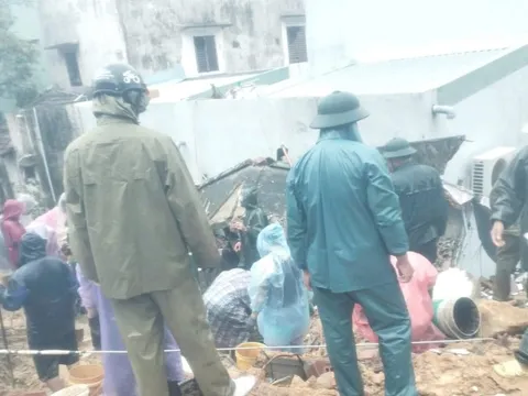 Sạt lở núi cuốn sập nhà dân ở Gia Lai, 2 người cao tuổi bị vùi lấp