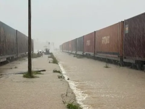 Mưa lũ diễn biến phức tạp ở miền Trung, loạt chuyến tàu phải dừng chạy