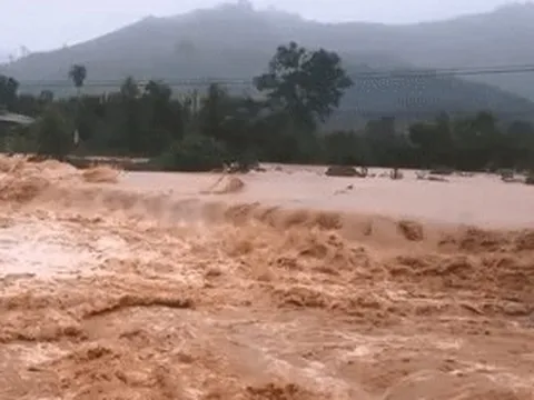 Ngập lụt khắp nơi ở Khánh Hoà, cảnh sát vượt dòng nước xiết để cứu dân